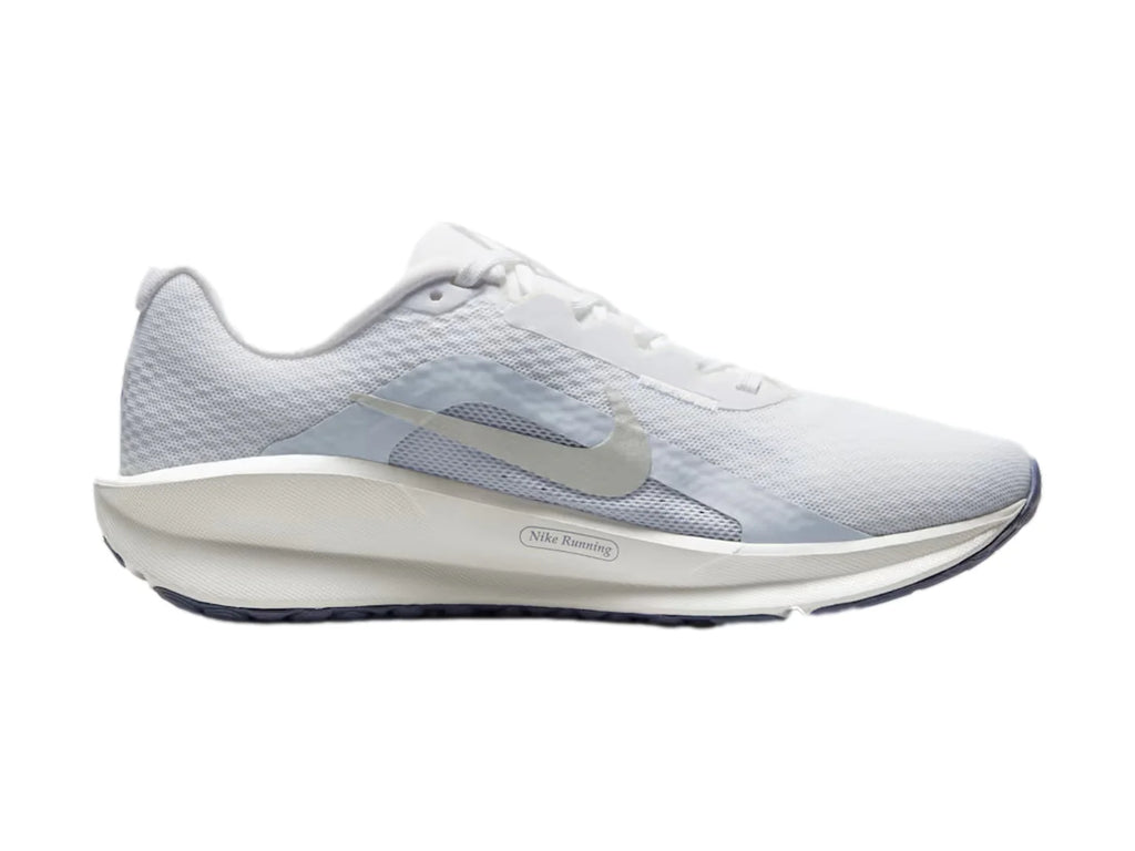 Tenis Nike Downshifter 13 Blanco y Plata para Mujer