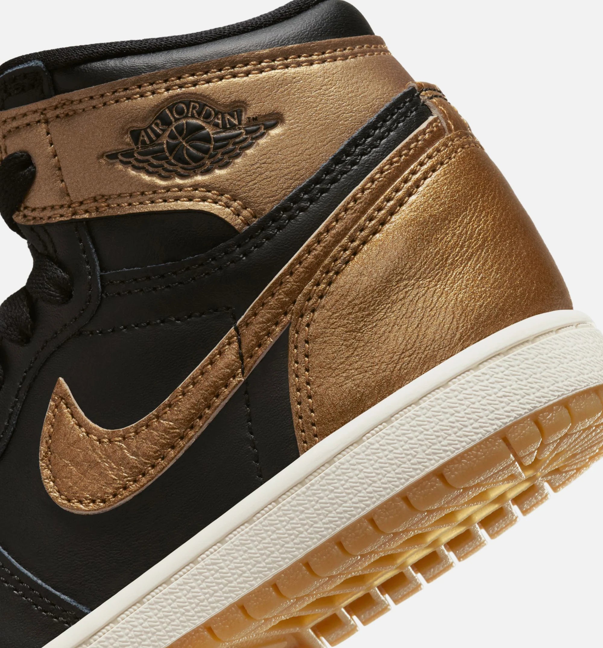 Air Jordan 1 Retro High OG Black and Gold Preschool Lifestyle Shoe Black Metallic Gold Sail